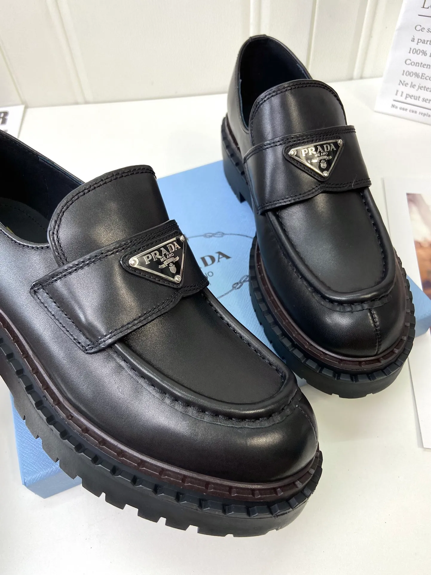 👟👟Ex-factory price 520👟👟 🔥🔥✨Prada* 2024WA new autumn and winter thick-soled loafers👟 These leather loafers use thick soles, craftsmanship details and contemporary elements add vitality, interpreting classics in a new fashion language. Enamel-coated triangular metal logo with a height of 55 mm makes its debut 🌟 Recommended by major bloggers on Xiaohongshu, developed 1-1 to highlight classic charm. Cowhide lining TPU outsole ➕ genuine leather edge bar Code number: 35 to 41 (40-41 customized, non-refundable)